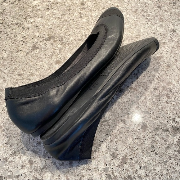 STUART WEITZMAN GIVEABLE BLACK LEATHER FLATS 8M - Picture 7 of 11